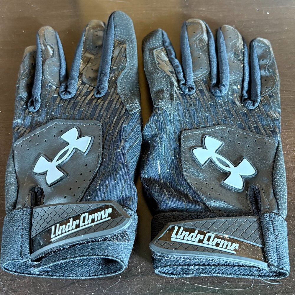 Under Armour Youth Medium Black Batting Gloves - EUC